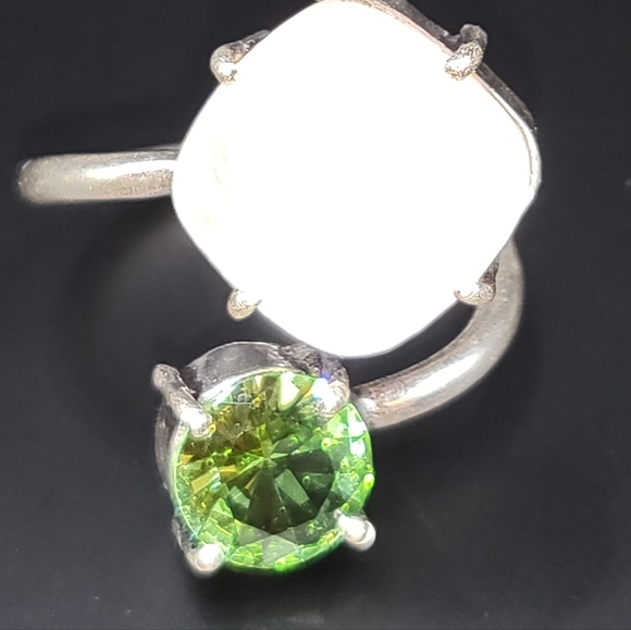 Mother of Pearl/Peridot Adjustable Ring - Silver Plated - NWT - Picture 4 of 8